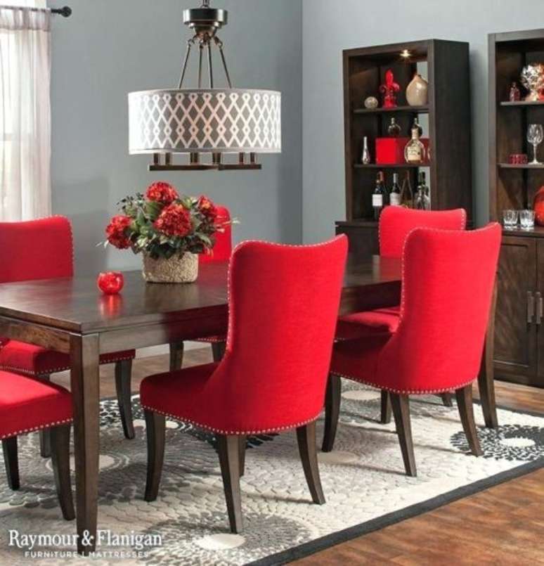 77. Sala de jantar com cadeira vermelha estofada – Foto Pinterest
