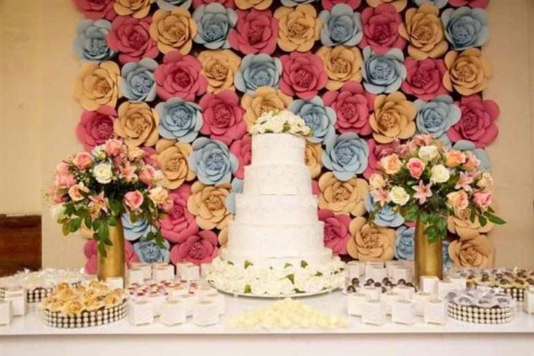 37. Painel de flores artificiais de papel e coloridas &ndash; Foto Do Decor