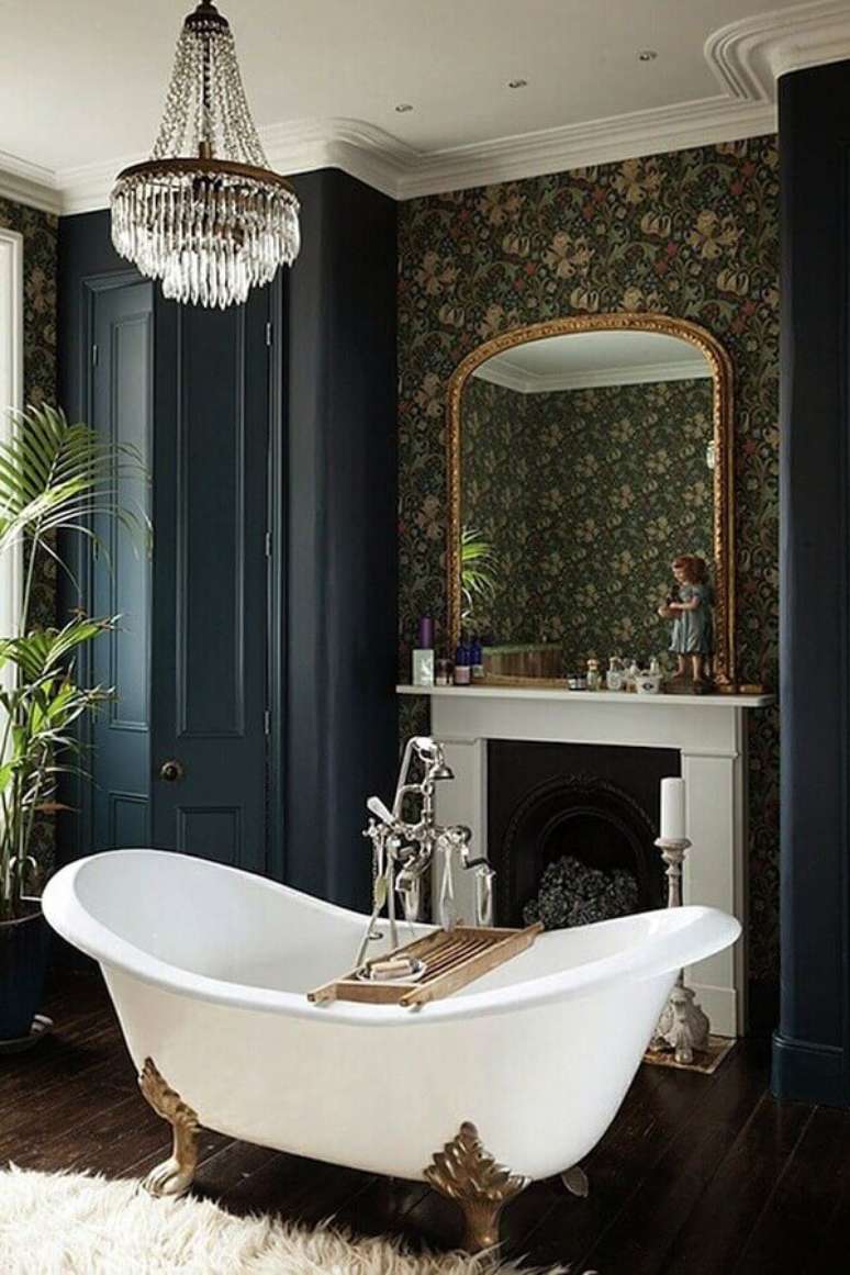 15. Decoração clássica com banheira e lustres para teto de banheiro – Foto: Home Fashion Trend