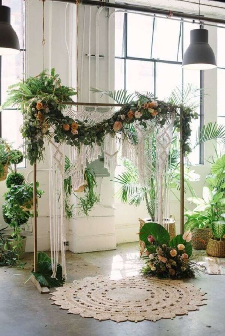 14. Invista nas folhagens e flores para uma decora&ccedil;&atilde;o rom&acirc;ntica da cerim&ocirc;nia de casamento mini wedding &ndash; Foto: Bloominous
