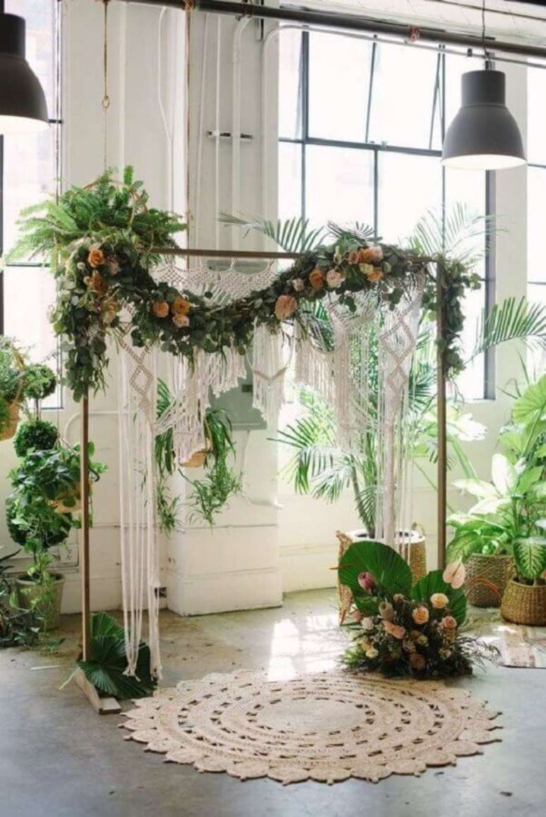 14. Invista nas folhagens e flores para uma decoração romântica da cerimônia de casamento mini wedding – Foto: Bloominous