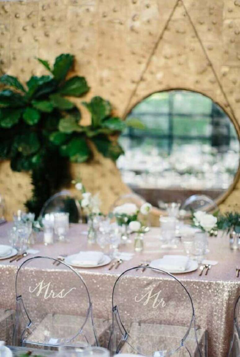 49. Decoração mini wedding com toalha prata para um toque moderno no ambiente – Foto: 100 Layer Cake