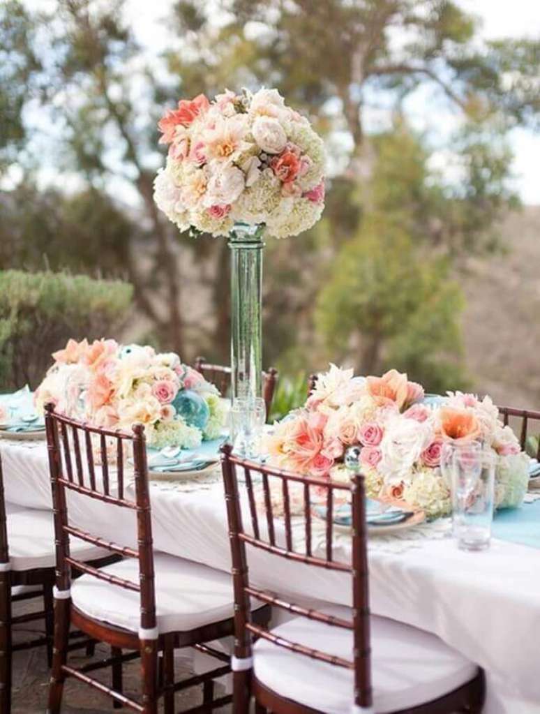 19. Arranjo de rosas para mesa de mini wedding ao ar livre – Foto: Portal das Noivas