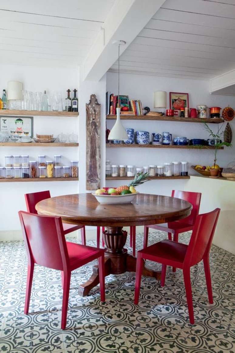 10. Sala de jantar com mesa de madeira e cadeira vermelha – Foto Carmen Santos