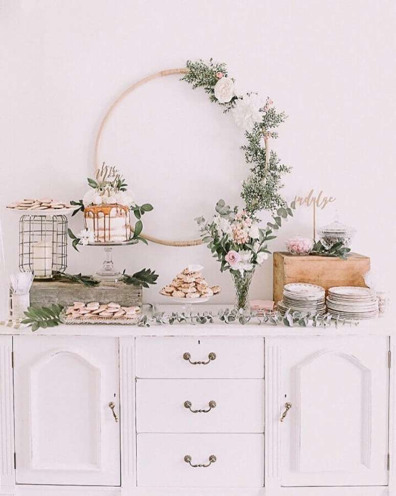 35. Decoração para mesa de bolos e doces de casamento mini wedding rústico – Foto: Pinterest