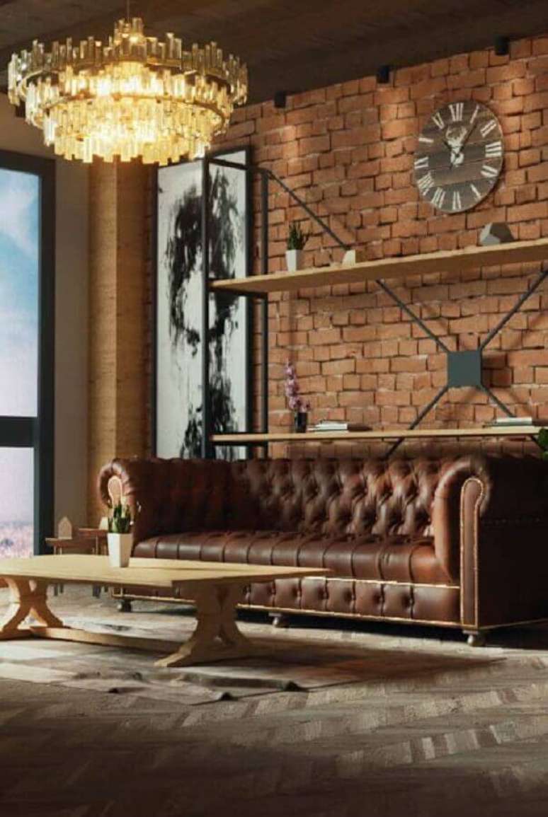 62. Sala rústica decorada com lustre de teto e sofá chesterfield – Foto: Home Fashion Trend