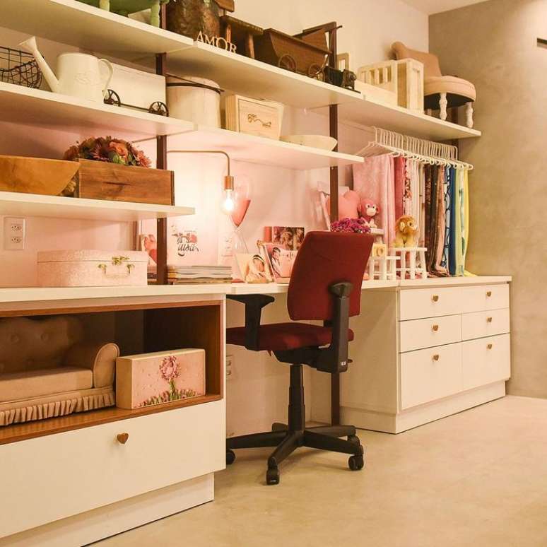 23. Cadeira vermelha com escritorio planejado &ndash; Foto Matrix Office