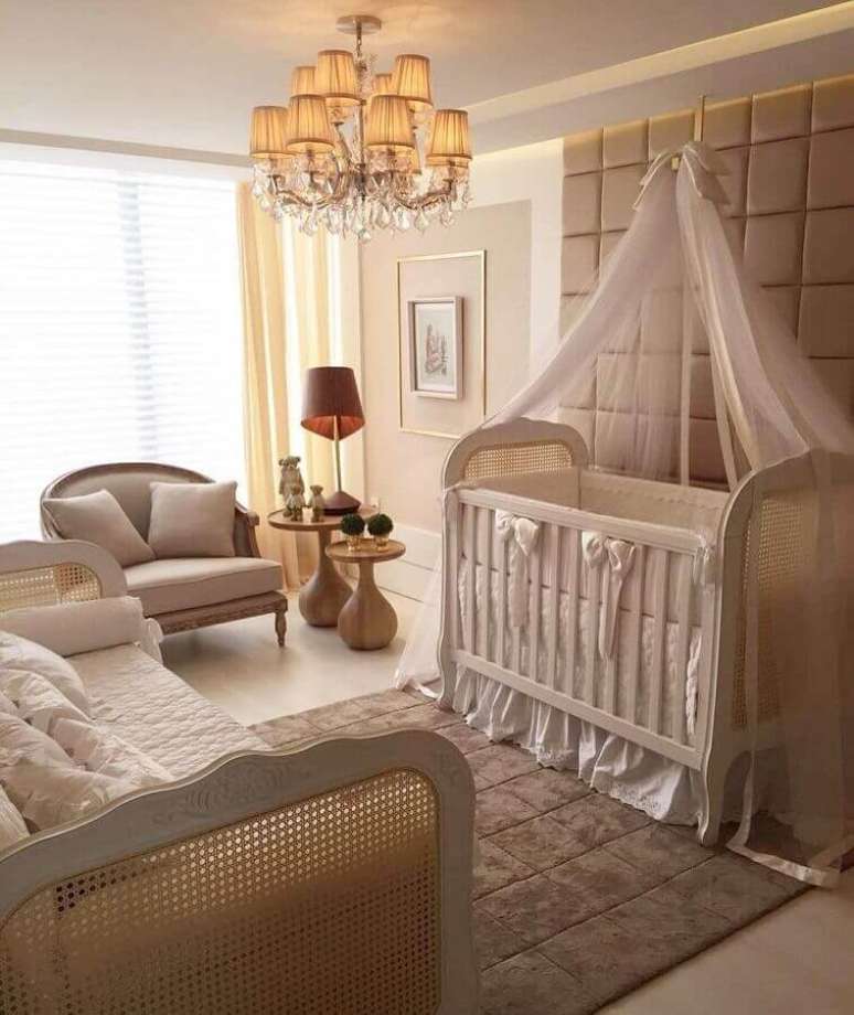 9. Decoração em cores neutras com lustre de teto para quarto de bebê – Foto: Pinterest