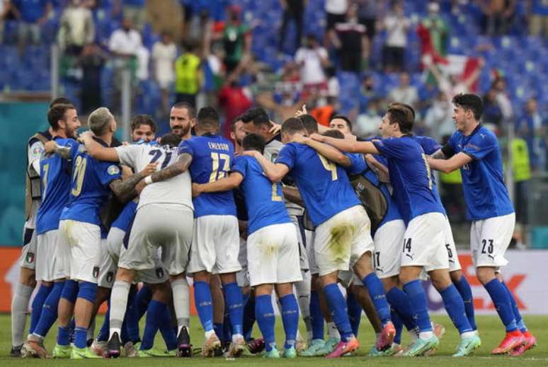 Jogadores da Itália celebrando a vitória em cima do País de Gales