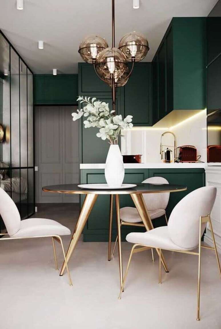 21. Decora&ccedil;&atilde;o com lustre de teto para sala de jantar integrada com cozinha verde &ndash; Foto: Behance