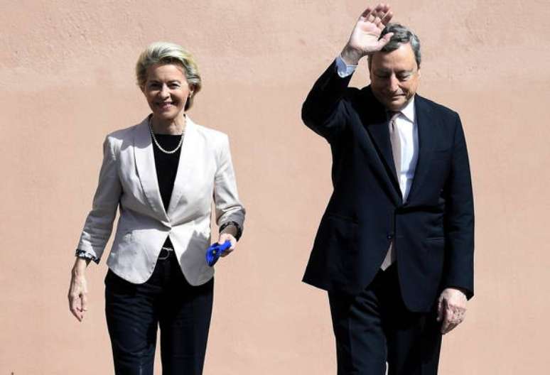 Ursula von der Leyen é recebida por Mario Draghi em Roma