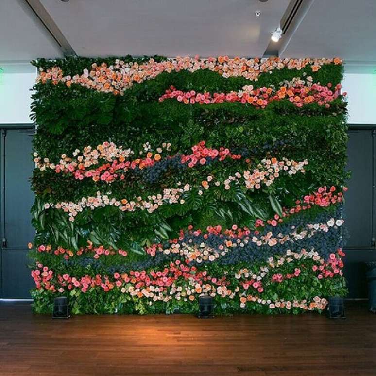 15. Decora&ccedil;&atilde;o com painel de flores e folhagens
