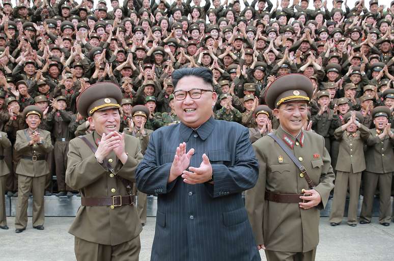 Kim Jong-un inspecionando forças estratégicas em 2017
