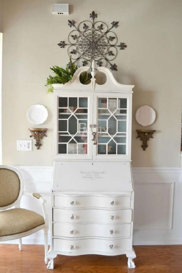 21. Modelo de cristaleira branca retr&ocirc; com gavetas. Fonte: Pinterest
