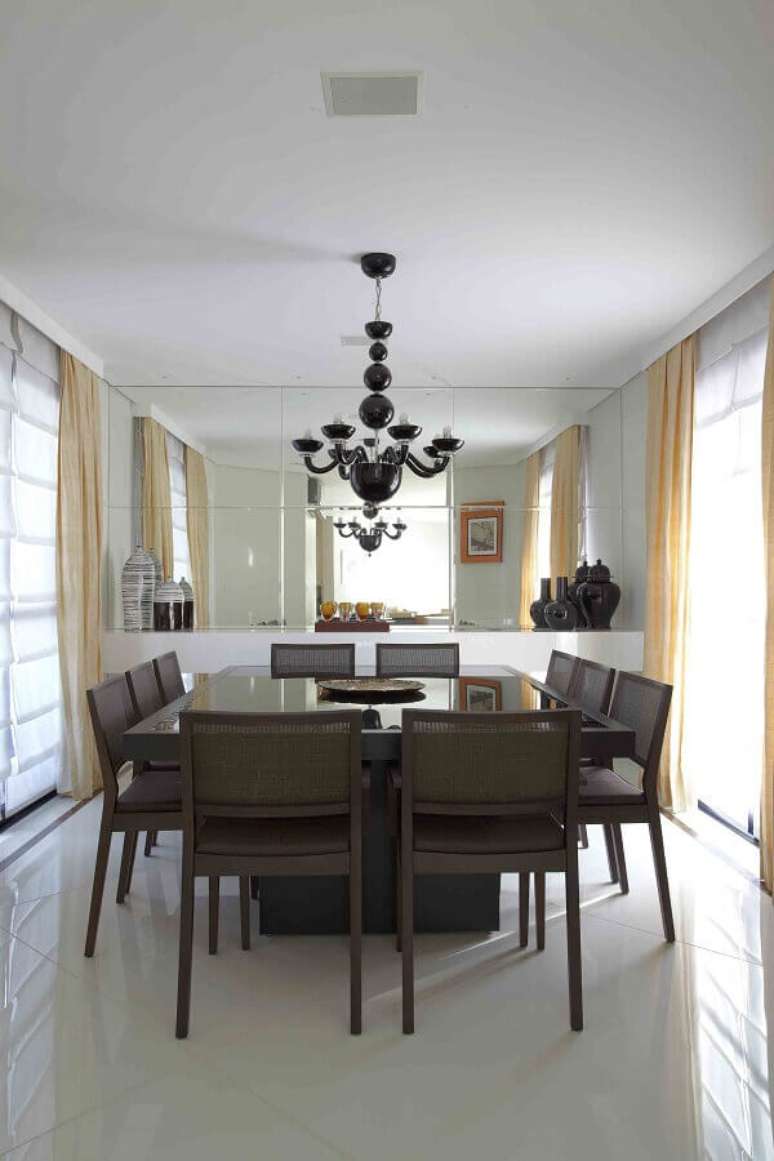 58. Sala de jantar decorada com mesa quadrada e lustre de teto preto – Foto: Otimizi