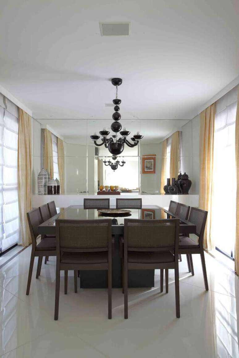 58. Sala de jantar decorada com mesa quadrada e lustre de teto preto &ndash; Foto: Otimizi