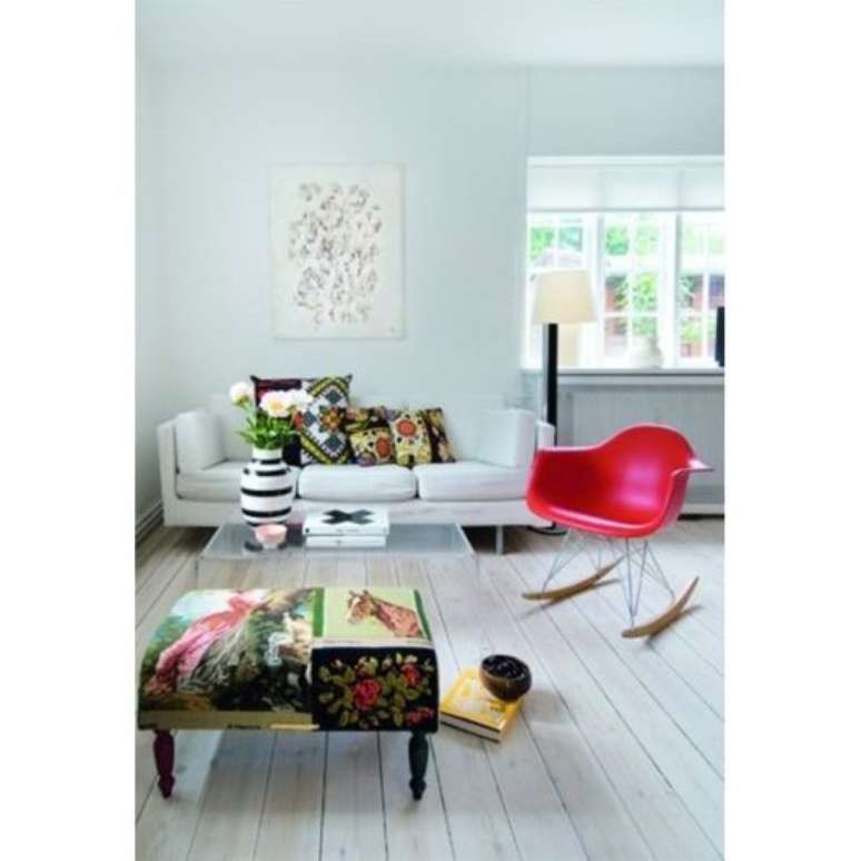 27. Cadeira vermelha de balanço para sala de estar branca – Foto Pinterest