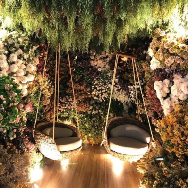 44. Painel de flores com cadeira de balan&ccedil;o rustico &ndash; Foto Studio 54 Decora