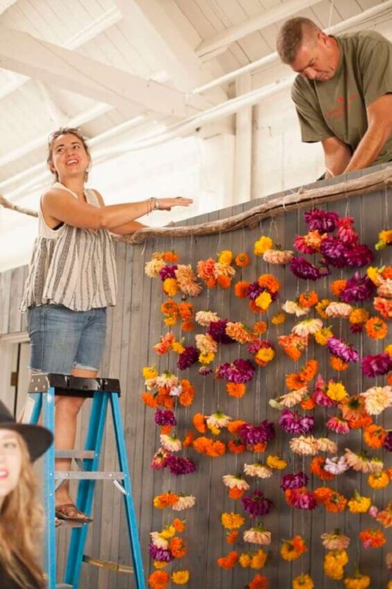 20. O galho seco confere um ar r&uacute;stico &agrave; cortina de flores