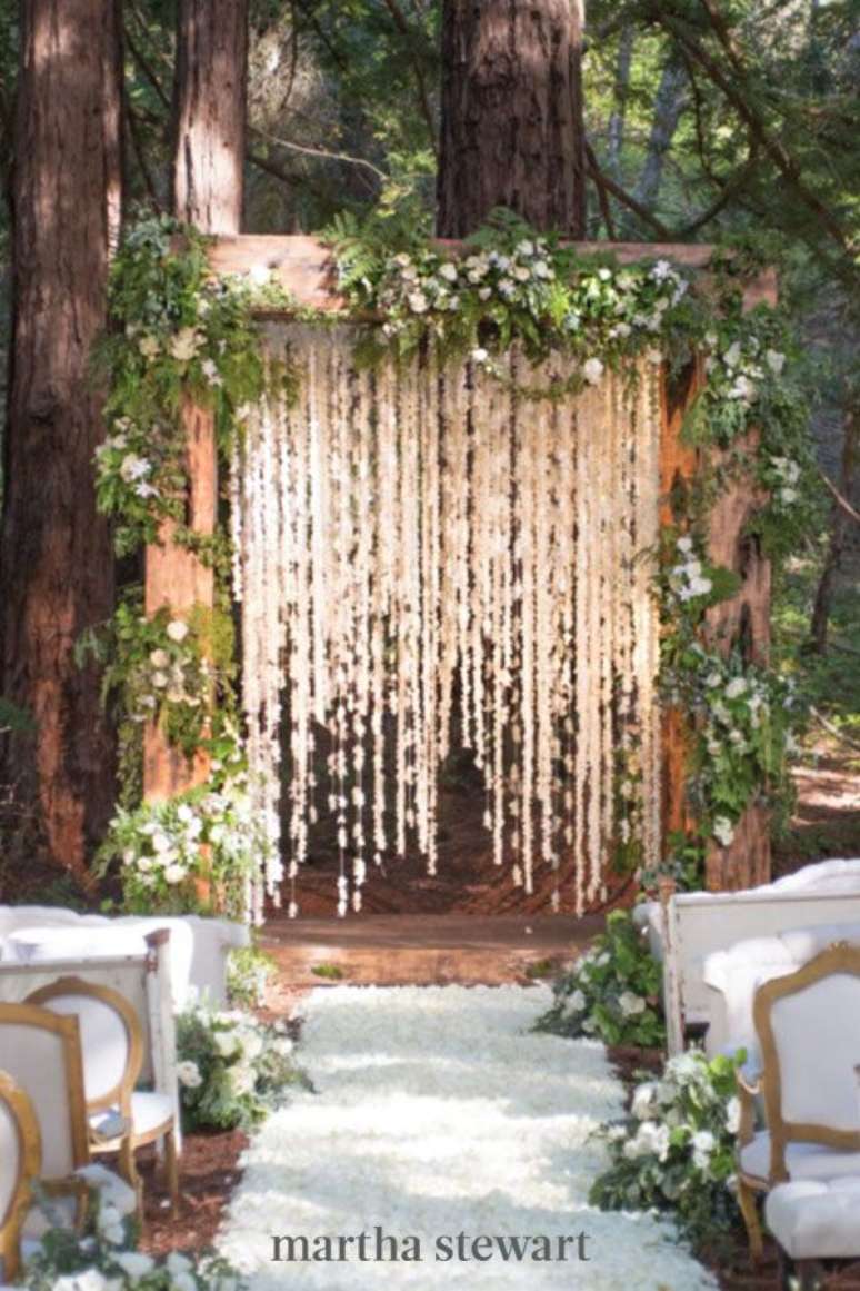 26. Casamento com painel de flores &ndash; Foto Martha Stewart