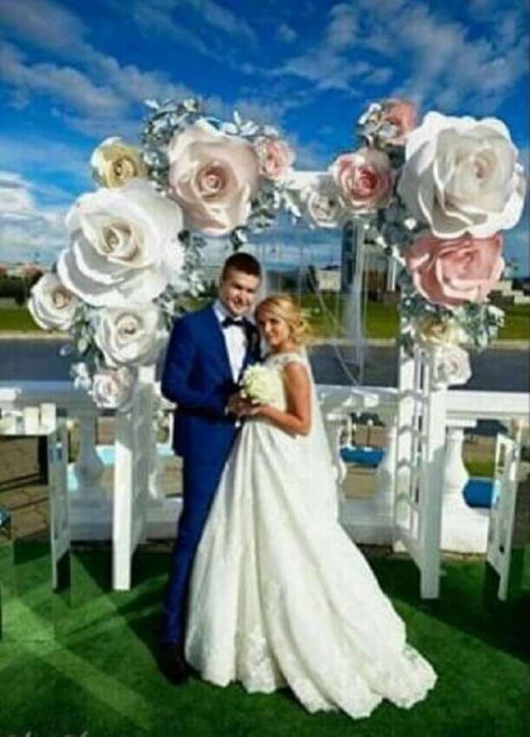 16. Que tal um lindo painel com flores de papel para a decora&ccedil;&atilde;o do seu casamento. ?