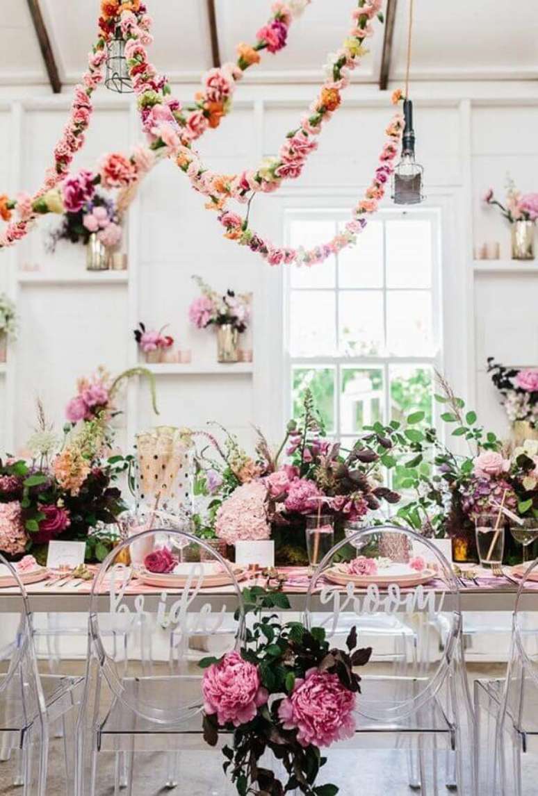 18. Os arranjos de rosas são perfeitos para colocar um toque romântico na decoração mini wedding – Foto: DoDoWed