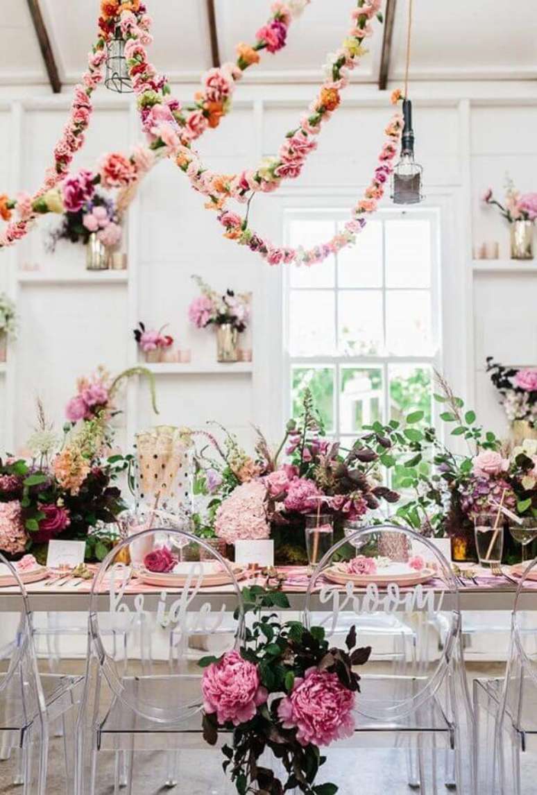 18. Os arranjos de rosas s&atilde;o perfeitos para colocar um toque rom&acirc;ntico na decora&ccedil;&atilde;o mini wedding &ndash; Foto: DoDoWed
