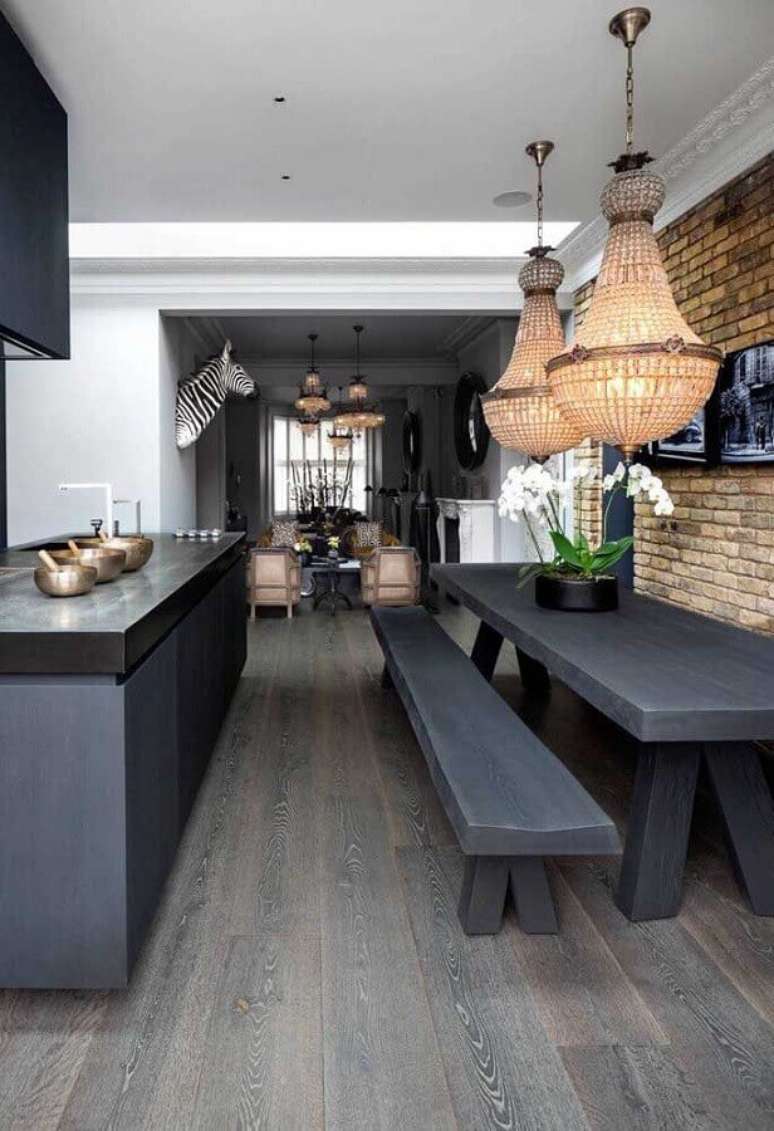 25. Decora&ccedil;&atilde;o com parede tijolinho e lustre de teto para sala de jantar integrada com cozinha &ndash; Foto: Futurist Architecture