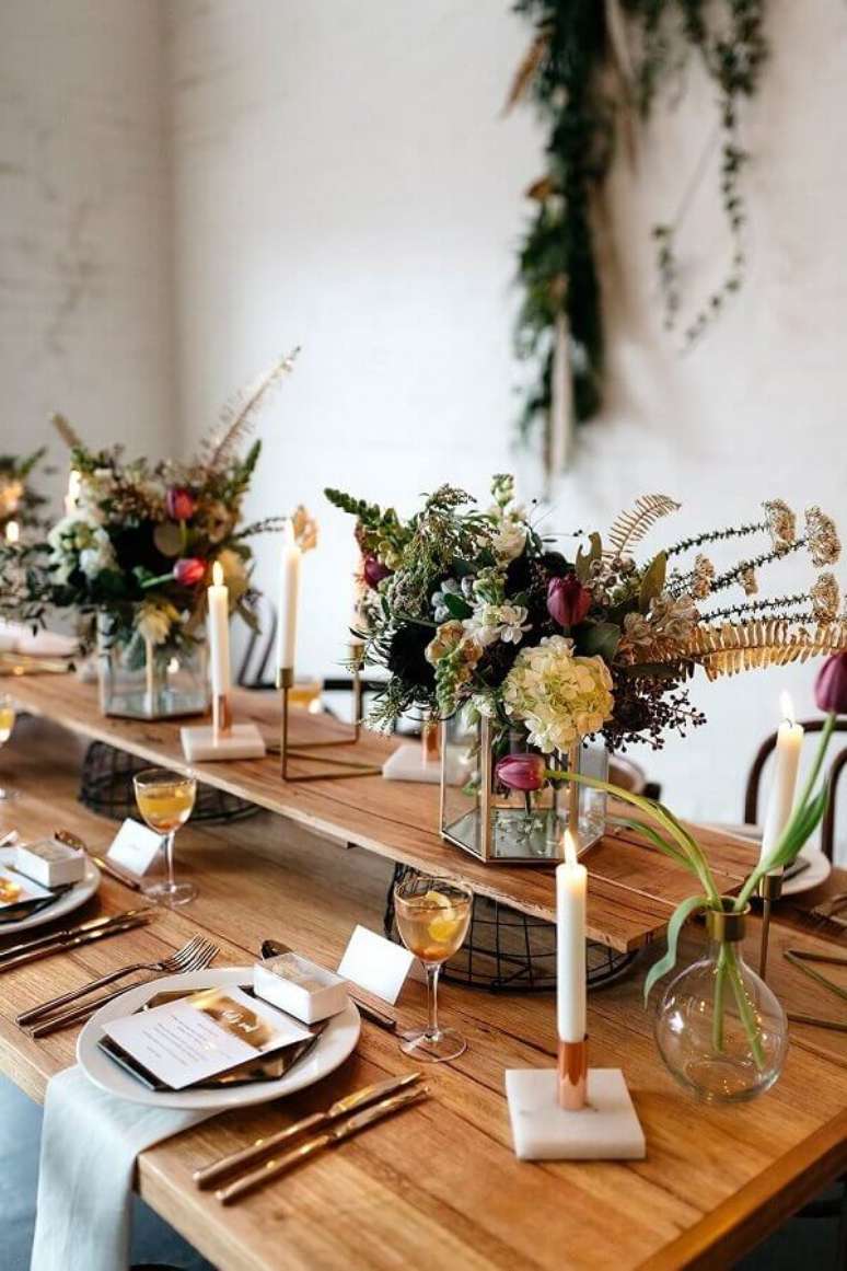 53. Aqui o mini wedding rústico ganhou um toque bem moderno com os suportes de vidro decorado com flores – Foto: Manuela Jurado Salon