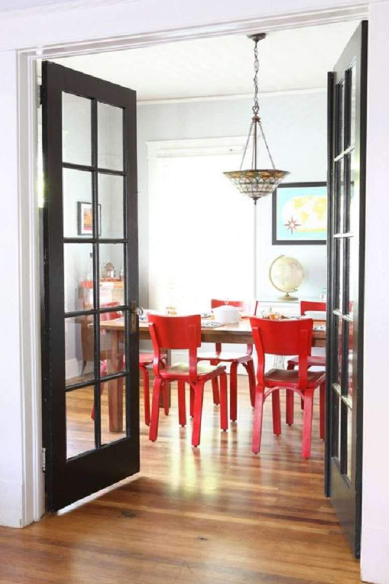 72. Sala de jantar branca com cadeira vermelha – Foto Apartment Therapy
