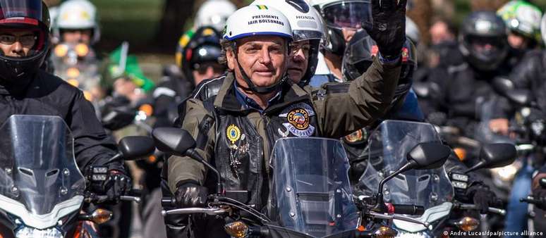 Bolsonaro durante "motociata" em São Paulo