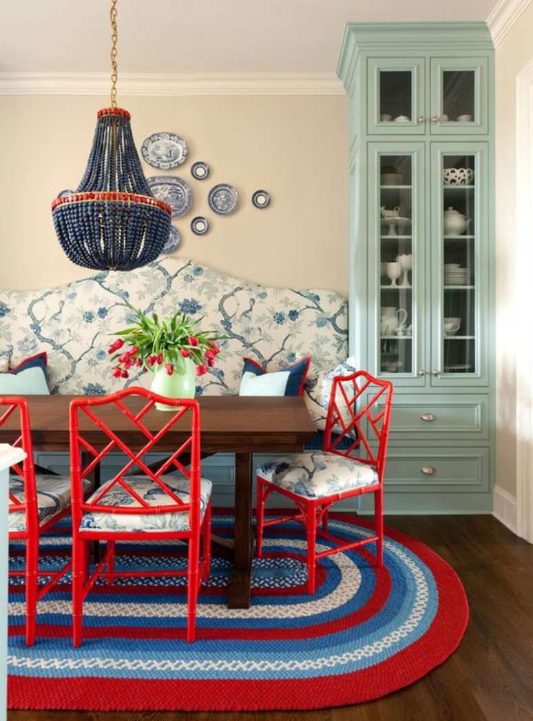 78. Sala de jantar com cadeira vermelha e tapete azul – Foto House Of Turquoise