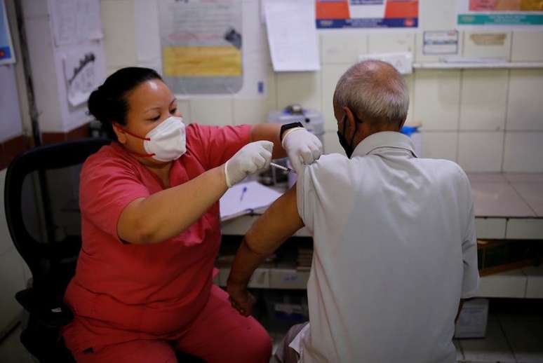 Vacinação contra a Covid-19 em hospital de Nova Délhi, Índia
16/06/2021 REUTERS/Adnan Abidi