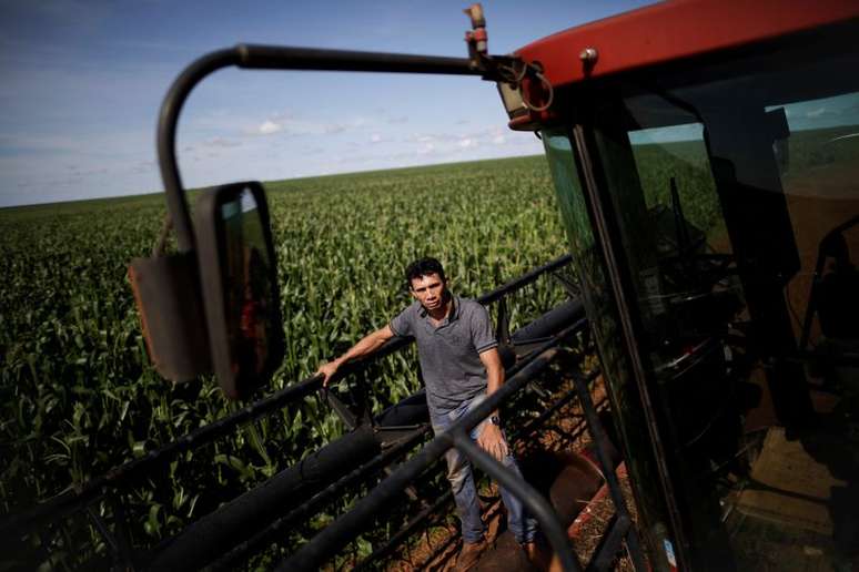 Produtor no meio de lavoura de milho
26/04/2018
REUTERS/Ueslei Marcelino