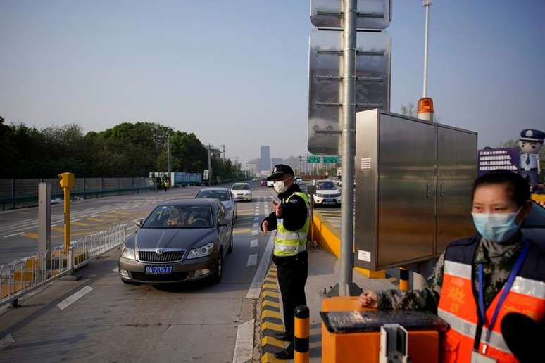 Um agente direciona o tráfego em Wuhan, China
08/04/2020 REUTERS/Aly Song