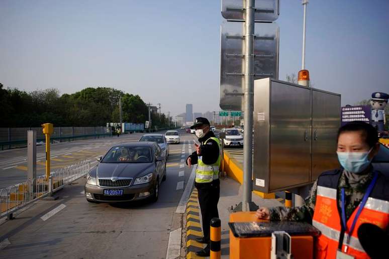 Um agente direciona o tr&aacute;fego em Wuhan, China
08/04/2020 REUTERS/Aly Song