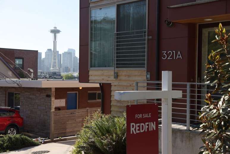 Casa com placa "à venda" na cidade de Seattle, EUA
14/05/2021
REUTERS/Karen Ducey