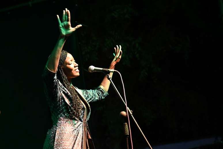 Cantora Awa Ly se apresenta durante festival de jazz de Saint Louis, no Senegal
18/062021 REUTERS/Cooper Inveen