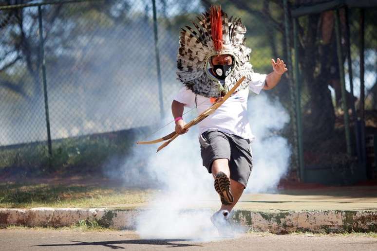 Líder indígena Kretan Kaingang chuta de volta bomba de gás lacrimogêneo lançada pela polícia contra indígenas durante protesto em frente ao Congresso
22/06/2021
REUTERS/Ueslei Marcelino