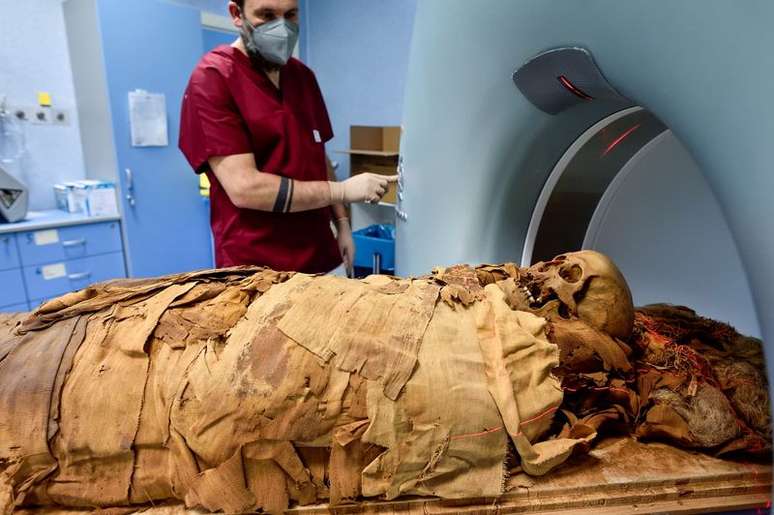 Egito antigo se encontrou com a tecnologia médica moderna quando uma múmia foi submetida a uma tomografia em um hospital da Itália
21/06/2021
REUTERS/Flavio Lo Scalzo