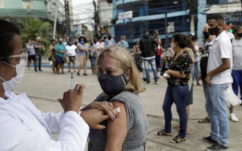 Mulher recebe dose da vacina da AstraZeneca contra Covid-19, em Duque de Caxias (RJ)
21/04/2021
REUTERS/Ricardo Moraes