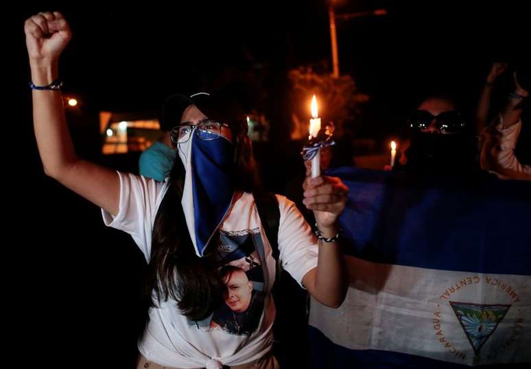 Manifestante participa de vigília por presos políticos e vítimas de protestos contra presidente da Nicarágua, Daniel Ortega, em Manágua
03/10/2019
REUTERS/Oswaldo Rivas