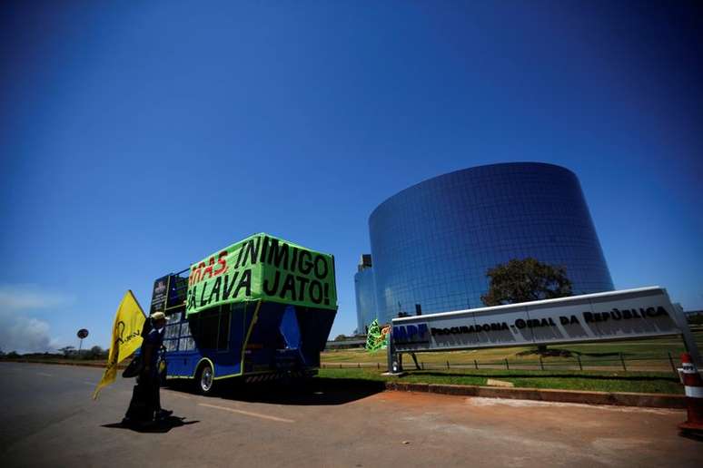 Ato em apoio à Lava Jato em frente ao edifício da PGR em Brasília
06/09/2020
REUTERS/Adriano Machado