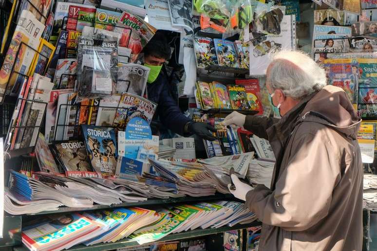 Homem faz compra em banca de jornal em Veneza, na Itália
14/04/2020
REUTERS/Manuel Silvestri
