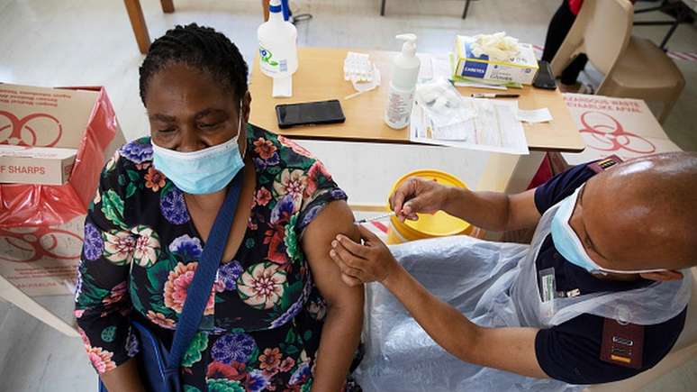 Alguns países estão enfrentando uma terceira onda de covid-19 mas as vacinas estão acabando