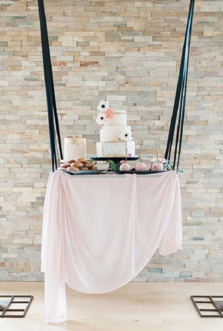 44. Invista em uma balança para apoiar o bolo e dar um toque especial a sua decoração mini wedding – Foto: Enfim Noivei