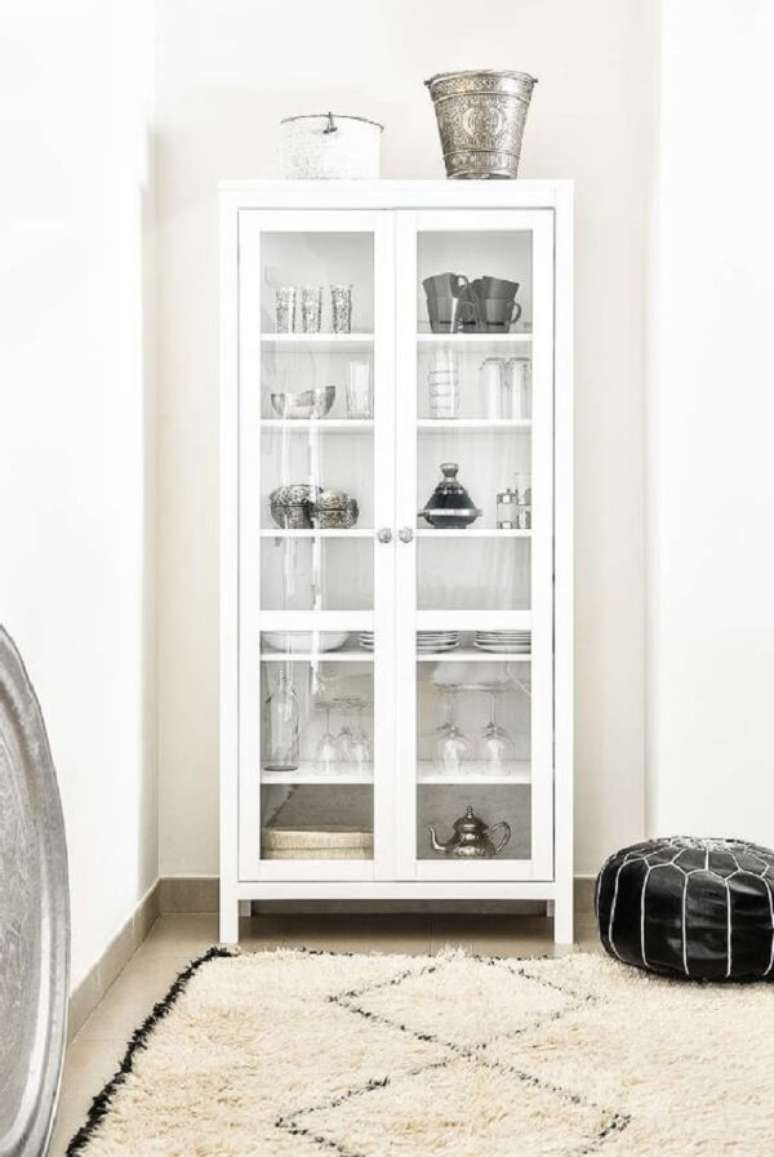 47. A cristaleira branca ajuda na organiza&ccedil;&atilde;o do ambiente. Fonte: Pinterest