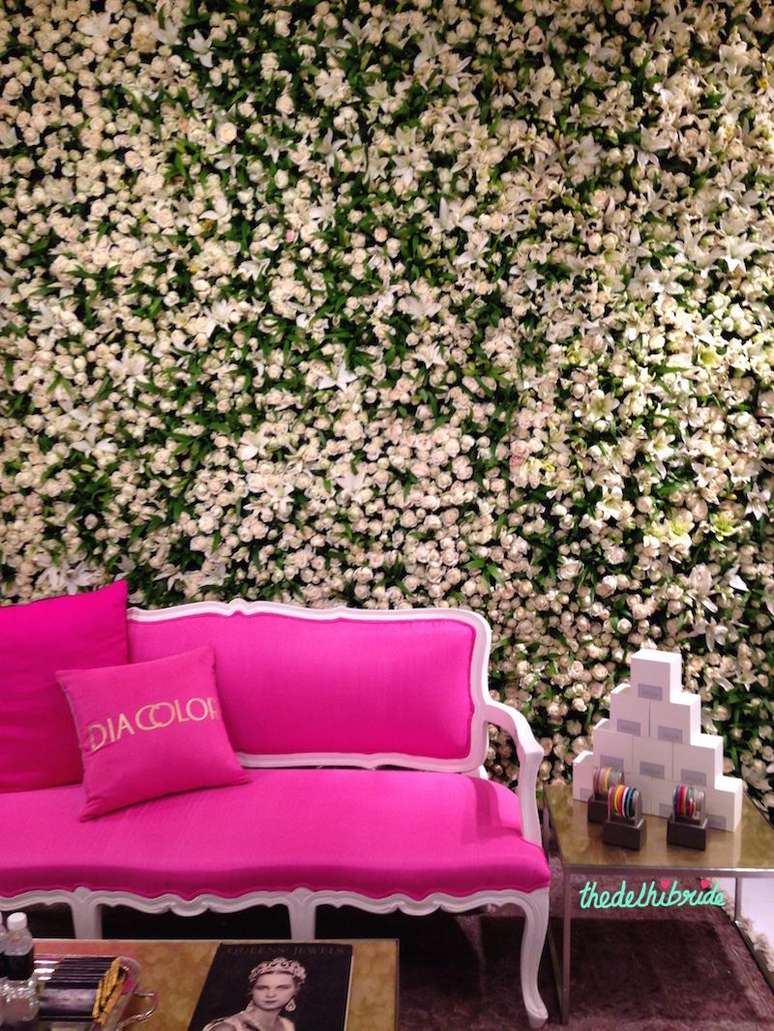 28. Decora&ccedil;&atilde;o com painel de flores e sof&aacute; pink &ndash; Foto Pinterst