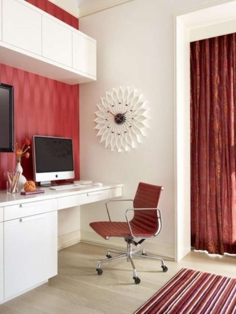 9. Escritório com cadeira giratoria vermelha e escrivaninha branca – Foto Fashion Bubbles