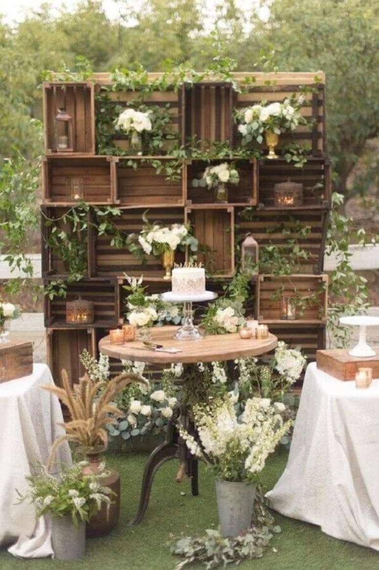 57. Decoração com painel feito com caixotes para casamento mini wedding rústico ao ar livre – Foto: BlogoCosa